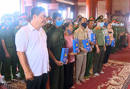 Thứ trưởng Nguyễn Văn Sơn và lãnh đạo tỉnh Thái Nguyên trao quà cho thân nhân liệt sĩ thanh niên xung phong.