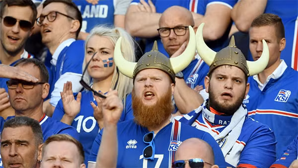 Cổ động viên Iceland với trang phục cổ vũ đặc biệt riêng có của mình.