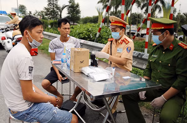Cán bộ CSGT kiểm tra giấy tờ, xử lý người vi phạm về an toàn giao thông