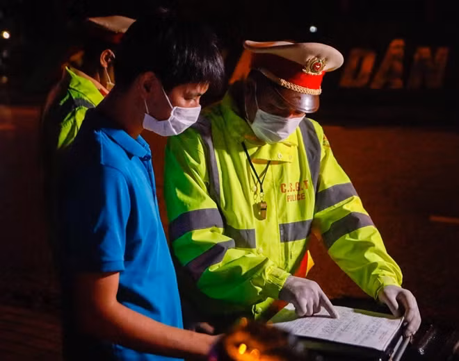 Trần tình cho lỗi vi phạm của mình, anh D. cho biết trước đó cùng vợ con về nhà ông bà ngoại ăn cỗ, có "nhỡ" làm chút rượu. Anh đang trên đường chở vợ con về nhà thì bị lực lượng CSGT kiểm tra và xác định vi phạm nồng độ cồn. Với mức vi phạm trên, anh D. bị phạt tiền từ 30-40 triệu đồng, ngoài còn bị tước GPLX từ 22-24 tháng và tạm giữ phương tiện đến 7 ngày theo quy định.