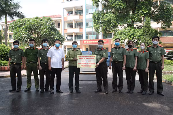 Phòng An ninh điều tra tặng nhu yếu phẩm cho các lực lượng tuyến đầu phòng, chống dịch.