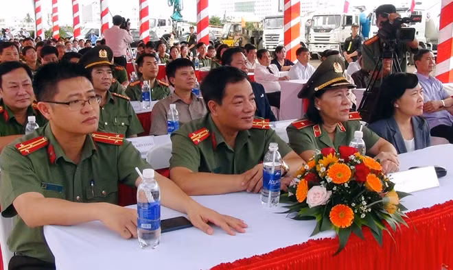 Các đại biểu dự lễ khởi công
