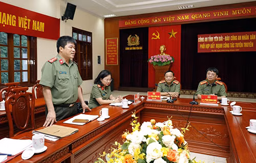 Thượng tá Nguyễn Chí Dân, Trưởng phòng Công tác đảng và Công tác chính trị phát biểu tại buổi làm việc.
