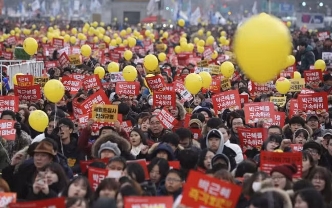 Người dân biểu tình phản đối bà Park Geun-hye.