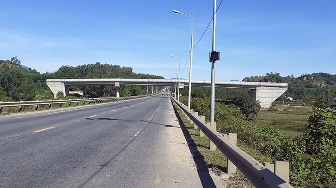 Cầu vượt xây dựng dở dang trên đường tránh Nam Hải Vân, địa phận xã Hòa Nhơn.