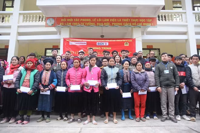 Đại tá Nguyễn Thúy Quỳnh cùng đại diện BIDV, Công an huyện Mèo Vạc trao quà Tết tới bà con xã Sủng Máng