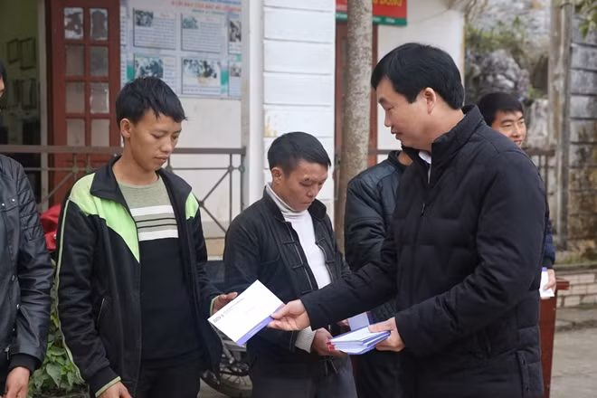 Đại diện nhà tài trợ - BIDV trao quà Tết tới bà con xã Lũng Chinh