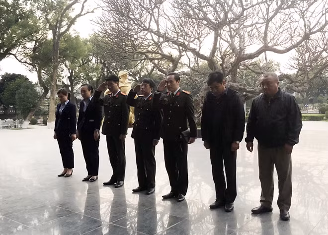 Đại tá Phạm Quang Khải, Phó Tổng Biên tập Báo CAND dâng hương tưởng niệm các Anh hùng liệt sỹ tại Nghĩa trang Liệt sĩ A1.