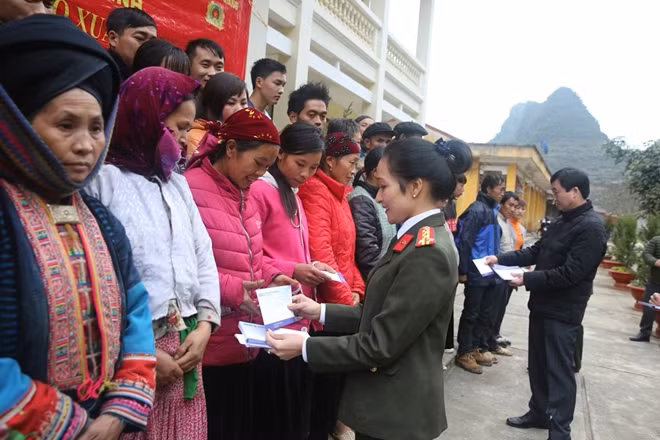 Đại tá Nguyễn Thúy Quỳnh cùng đại diện BIDV, Công an huyện Mèo Vạc trao quà Tết tới bà con xã Sủng Máng