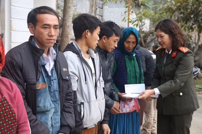 Thượng tá Nguyễn Thị Nhiễu, Phó trưởng Ban Trị sự Báo CAND trao quà Tết tới bà con xã Lũng Chinh