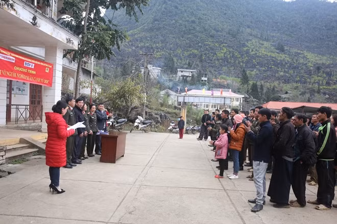 Quang cảnh buổi trao quà Tết tại xã Lũng Chinh