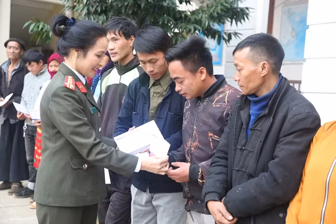 Đại tá Nguyễn Thúy Quỳnh, Phó Cục trưởng Cục Truyền thông CAND, Phó Tổng biên tập Báo CAND trao quà Tết tới bà con nghèo xã Lũng Chinh