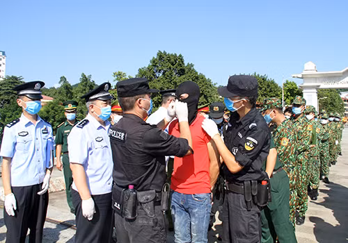 Trao trả 20 đối tượng trốn truy nã của Trung Quốc xuất cảnh trái phép vào Việt Nam lẩn trốn