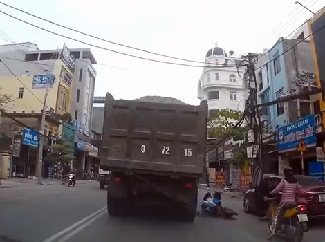 Nam thanh niên mở cửa ô tô thiếu quan sát.