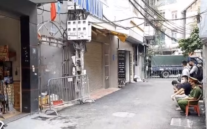 Công an phường Mễ Trì và các lực lượng chức năng ngăn barie, lập chốt đầu ngõ 230/26 Mễ Trì Thượng tuyên truyền, hạn chế người dân ra vào ngõ