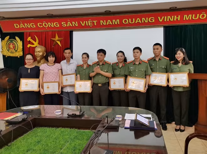 Đại tá Phạm Khải, Tổng Biên tập Báo CAND, Phó Chủ tịch Liên Chi hội Nhà báo Bộ Công an trao Kỷ niệm chương “Vì sự nghiệp báo chí Việt Nam” cho các hội viên thuộc Báo CAND.