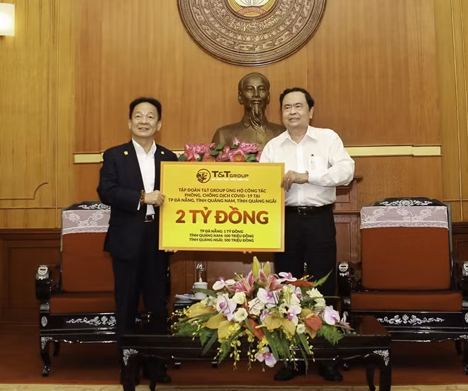 Đồng chí Trần Thanh Mẫn tiếp nhận tiền ủng hộ từ Tập đoàn T&T của ông Đỗ Quang Hiển