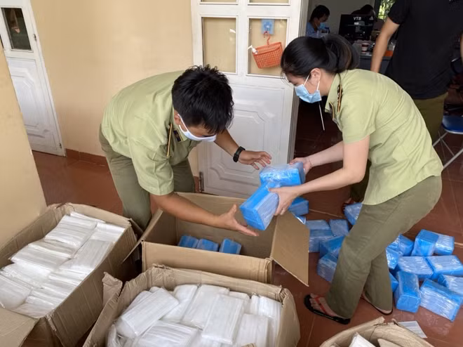 17.500 khẩu trang không có nhãn mác, không rõ nguồn gốc xuất xứ.