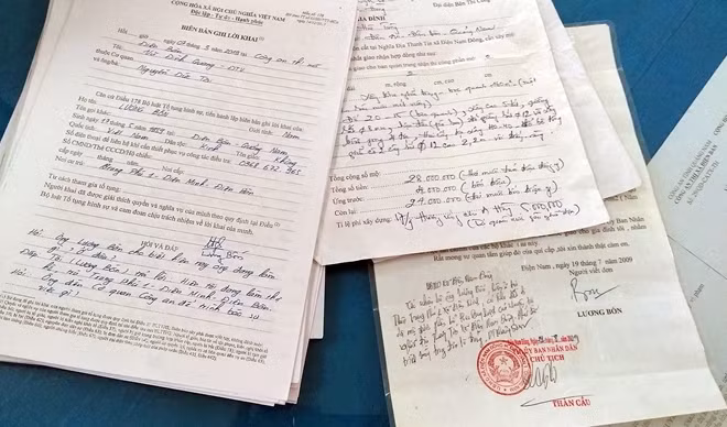 Tài liệu liên quan đến sai phạm trong việc bán, cấp đất nghĩa trang trái phép tại phường Điện Nam Đông.
