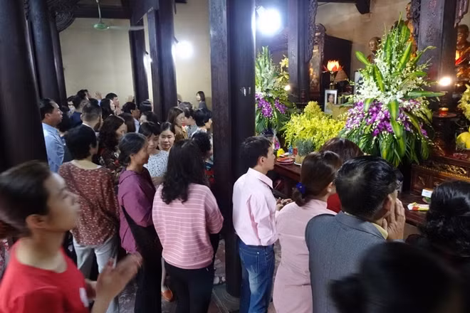 Phật tử chen chân vái lễ trong Tổ đình Phúc Khánh