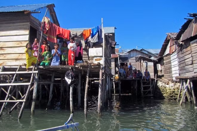 Những con người kỳ lạ ấy là cư dân của bộ tộc người Bajau ở Indonesia với cuộc sống hàng ngày chủ yếu liên quan đến biển.