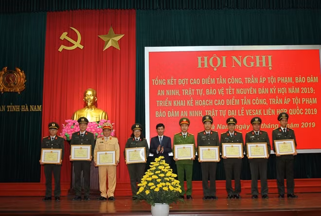Các tập thể có thành tích xuất sắc được UBND tỉnh Hà Nam tặng Bằng khen