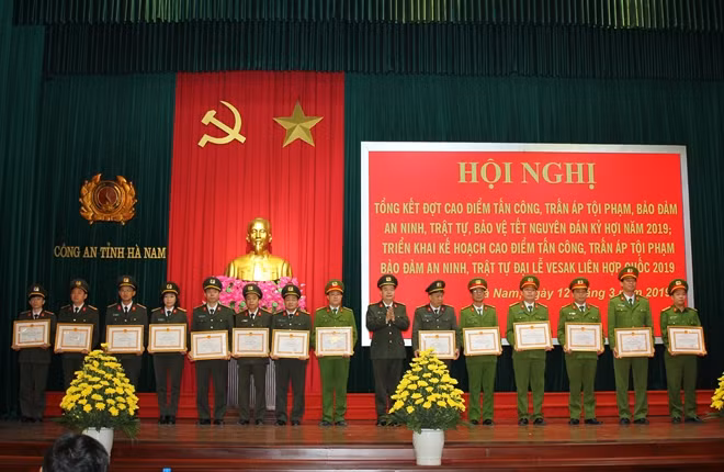 Đại tá Nguyễn Văn Trung, Giám đốc Công an tỉnh Hà Nam trao giấy khen tặng các tập thể, cá nhân.