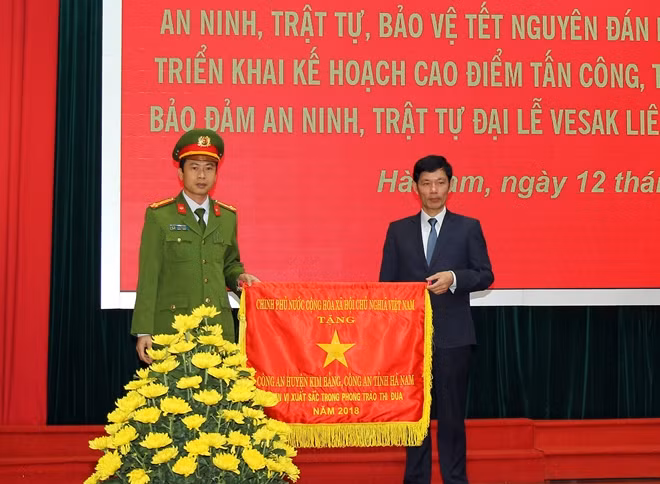 Thừa ủy quyền của Thủ tướng Chính phủ, đồng chí Bùi Quang Cẩm, Phó Chủ tịch UBND tỉnh Hà Nam trao Cờ thi đua của Thủ tướng Chính phủ cho Công an huyện Kim Bảng