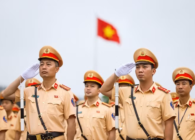 Trên đường thủy nội địa, lực lượng CSGT sẽ tăng cường tuần tra, kiểm soát các tuyến, địa bàn trọng điểm, phức tạp; tập trung vào các đối tượng vận tải hàng hóa, các hoạt động khai thác tài nguyên khoáng sản, hoạt động vận tải hành khách ngang sông, dọc sông, theo tuyến cố định ở các tuyến vận tải trọng điểm; các cảng, bến trái phép hoặc không đủ điều kiện hoạt động; các hoạt động du lịch, lễ hội, vui chơi, giải trí trên đường thủy nội địa; kịp thời xử lý các hoạt động gây mất an ninh, trật tự, vận chuyển vũ khí, chất cháy, chất nổ trái phép, chất độc hại... trên đường thủy.