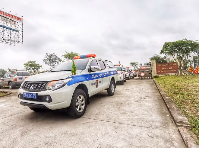 Lực lượng CSGT xuất quân ngay sau đó trên cao tốc Hà Nội - Hải Phòng.