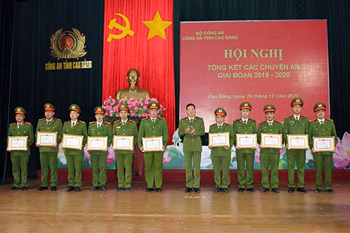 Thượng tá Đoàn Hồng Hiệu, Phó giám đốc Công an tỉnh, Thủ trưởng cơ quan cảnh sát điều tra trao thưởng cho các cá nhân đã có thành tích trong công tác đấu tranh phòng, chống tội phạm, bảo vệ trật tự an toàn xã hội.