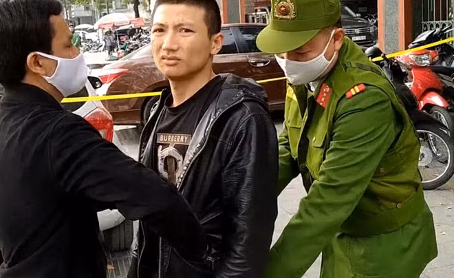 Nguyễn Thành Tôn tái mặt khi bị cảnh sát phát hiện ma túy