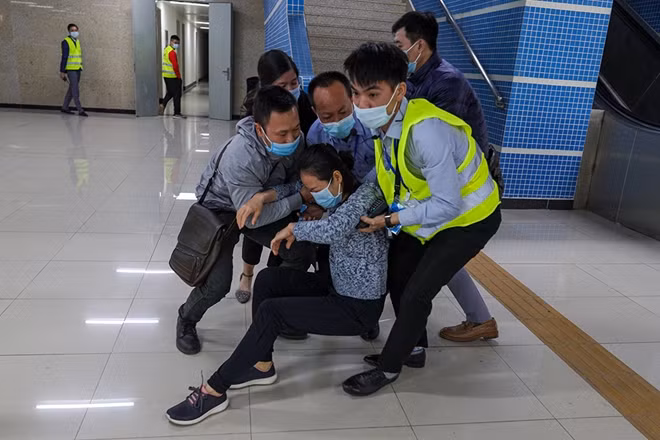 Một hành khách bị thương do đám cháy đang được đưa ra ngoài.