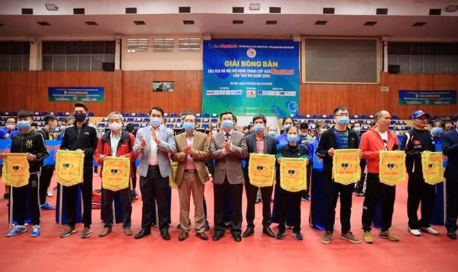 Ban tổ chức trao Cờ lưu niệm cho các đơn vị dự giải đấu.