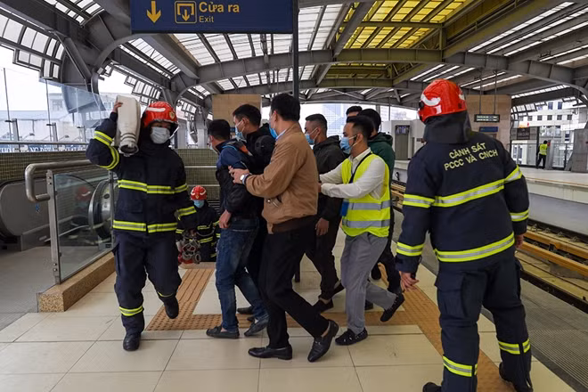Lực lượng cảnh sát phối hợp với nhân viên nhà ga đưa hành khách khỏi khu vực nguy hiểm.