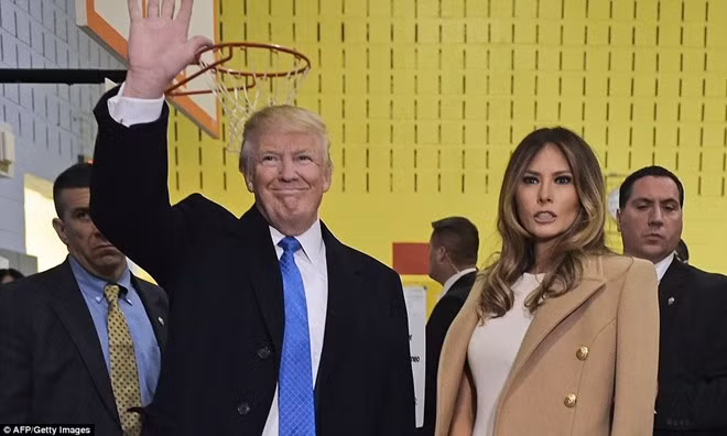 Ông Donald Trump và vợ.