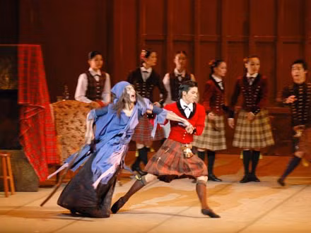 Hoàng tử ballet Cao Chí Thành trong một vở ballet.