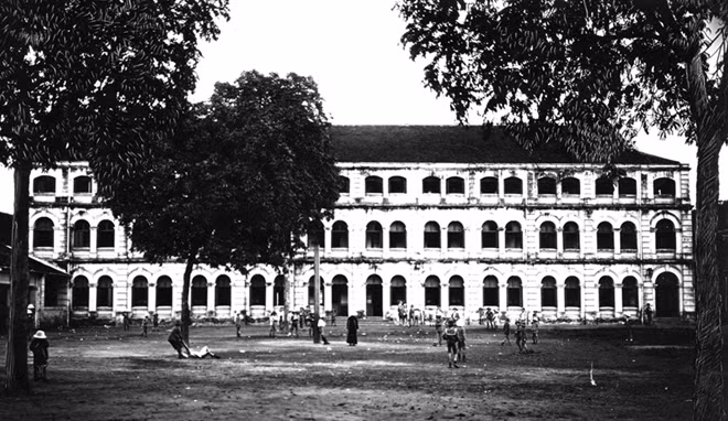 THPT Việt Đức vốn là trường Dòng mang tên Giám mục Puginier, được khánh thành năm 1897. Sau ngày giải phóng Thủ đô 10/10/1954, các cán bộ giáo dục vào tiếp quản Thủ đô nhận nhiệm vụ tập hợp con em CBCS vào tiếp quản Hà Nội, thành lập một trường học mới với tên gọi Trường phổ thông cấp 2 – 3 Hà Nội, học theo chương trình 9 năm. Ngay từ những ngày đầu, Trường được Chính phủ và nhân dân CHDC Đức giúp đỡ nhiều mặt. Trường được mang tên Việt Đức để ghi nhớ tình hữu nghị giữa hai dân tộc.