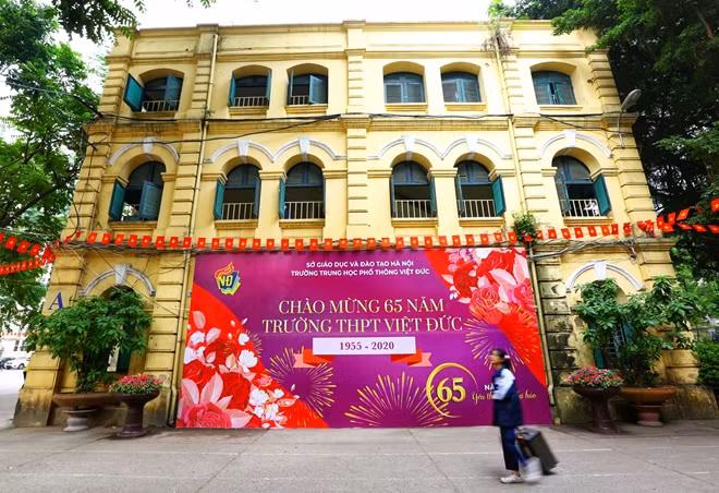 Giai đoạn 1970 - 1997, trường được chia tách thành 2 trường riêng, một mang tên THPT Việt Đức (học buổi sáng), một mang tên THPT Lý Thường Kiệt (học buổi chiều). Ngày 1/7/1997, trường THPT Việt Đức và THPT Lý Thường Kiệt sáp nhập thành THPT Việt Đức. Trường luôn nằm trong nhóm những ngôi trường tiên tiến xuất sắc của thủ đô Hà Nội. Trường cũng là nơi học tập của vị lãnh đạo, nhà khoa học, văn nghệ sĩ tên tuổi như Chủ tịch Quốc hội Nguyễn Sinh Hùng, Phó Thủ tướng Phạm Gia Khiêm, Giáo sư bác sỹ Tôn Thất Bách, nhạc sỹ Trần Tiến, nhà thơ Lưu Quang Vũ,… Trường đã được Nhà nước tặng thưởng Huân chương Lao động hạng 3 năm 1998.