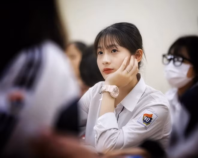 Nhiều năm qua, học sinh của trường luôn đỗ tốt nghiệp 100%. Tỉ lệ đỗ đại học cũng rất cao, đưa trường lọt TOP 100 trường THPT có tỉ lệ đỗ đại học cao nhất cả nước. Trong các kì thi học sinh giỏi cấp thành phố và cấp quốc gia, trường liên tục gặt hái được nhiều thành tích đáng tự hào. Tiếp nối truyền thống, các lứa học sinh đã viết thêm những dòng mới thật vẻ vang cho trang vàng lịch sử của Nhà trường.