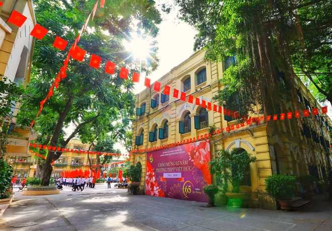 Ngày 3/3/1955, Chi bộ Đảng của trường làm lễ ra mắt và chính thức lấy ngày này làm ngày thành lập trường. Thầy Hiệu trưởng đầu tiên của trường là nhà giáo Phạm Quang Hiểu (sau này, thầy là một trong những nhà lãnh đạo Bộ Giáo dục). Thời kì trước, trường còn có hệ dự bị đại học nhằm bồi dưỡng kiến thức cho học sinh học tiếp chương trình đại học.