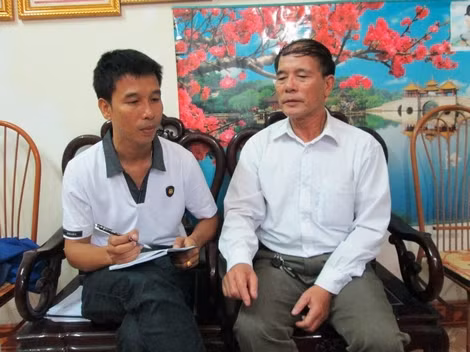 Võ Quốc Hùng tâm sự với phóng viên. Võ Quốc Hùng tâm sự với phóng viên.