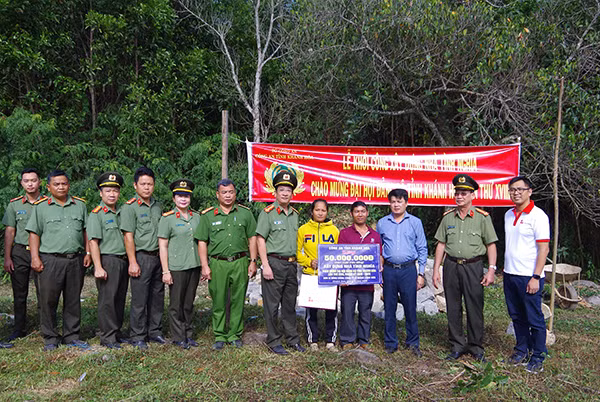 Đại diện Ban Giám đốc Công an tỉnh và công ty xi măng Long Sơn Trao tặng kinh phí xây nhà tình nghĩa cho hộ ông Bo Bo Hồng Chương