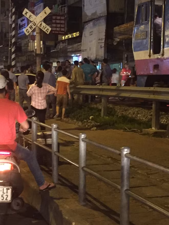 Đoàn tàu dừng lại cách ôtô vài mét. Ảnh: Trọng Nghĩa