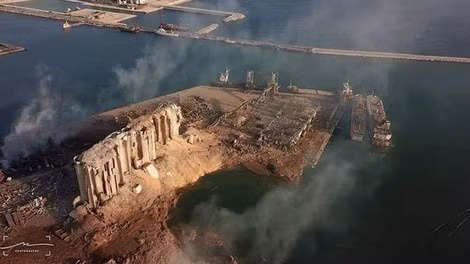 Ảnh chụp từ máy bay không người lái cho thấy cảnh vụ nổ thổi bay một phần thủ đô Beirut, Lebanon. ảnh: AP