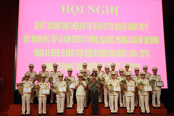 Trung tướng Đoàn Duy Khương và Thiếu tướng Đào Gia Bảo trao giấy khen của Công an TP các gương điển hình tiên tiến