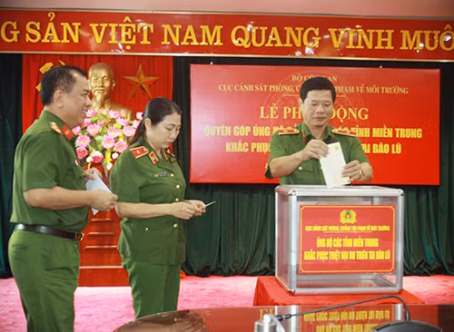 CBCS Cục Cảnh sát PCTP về môi trường ủng hộ bà con miền trung