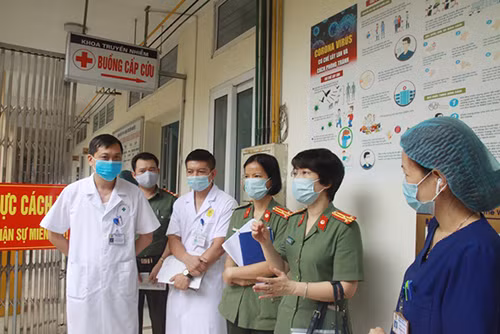 Tổ công tác kiểm tra Khu cách ly chuẩn bị tiếp đón bệnh nhân nghi nhiễm dịch tại Bệnh viện 19-8