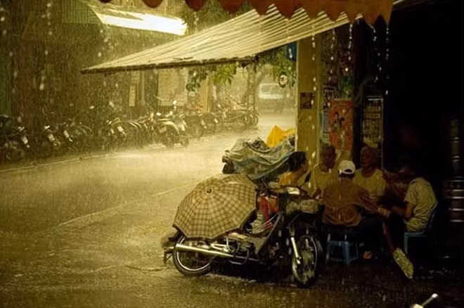 Nắng nóng hạ nhiệt, miền Bắc trời mưa to.
