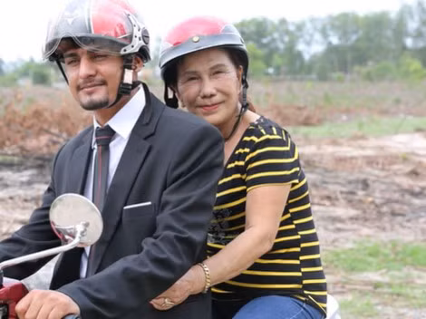 Joni thường chở vợ bằng xe máy.